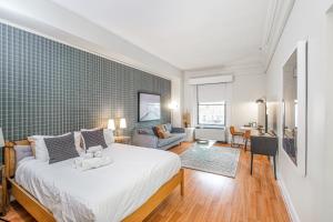 Tempat tidur dalam kamar di Evonify Stays - Theatre District Apartments