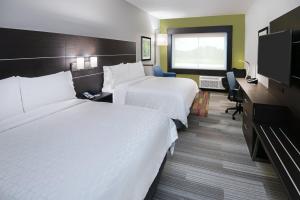 Giường trong phòng chung tại Holiday Inn Express & Suites Bryan - College Station, an IHG Hotel