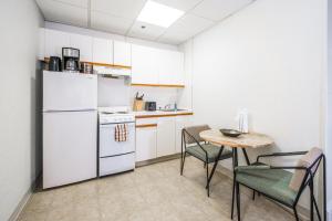 Dapur atau dapur kecil di Evonify Stays - Theatre District Apartments