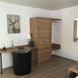 un bureau avec un bureau, une armoire et une chaise dans l'établissement Hotel Berghof by 42, à Coblence