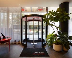 um lobby com um relógio no meio de uma sala em citizenM Washington DC Capitol em Washington