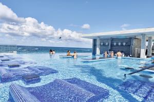 Басейн в Riu Palace Paradise Island - Adults Only - All Inclusive або поблизу