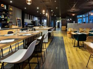 Um restaurante ou outro lugar para comer em ibis Styles Massy Opéra