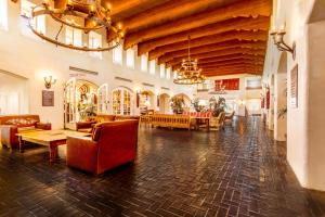 A seating area at Hotel Albuquerque At Old Town