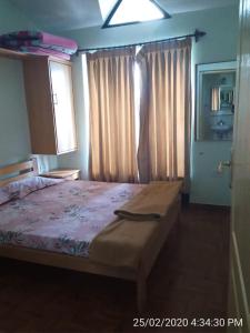 Кровать или кровати в номере kamalam Guest House Kodai