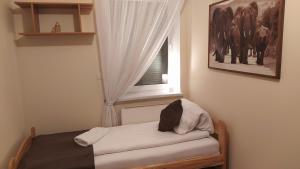 Una cama o camas en una habitación de Apartament na Kawiarach