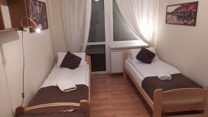 Una cama o camas en una habitación de Apartament na Kawiarach