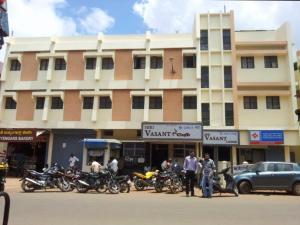 un groupe de motocycles garés devant un bâtiment dans l'établissement Shri Vasant Lodge, à Hubli