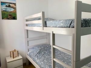 een kamer met 2 stapelbedden bij Casa do Viajante - Family in Zambujeira do Mar