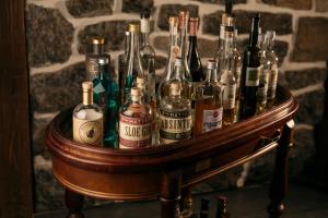 un groupe de bouteilles d'alcool assises sur une table dans l'établissement Alpenkräuter Hotel Bären, à Wengen