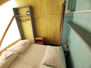 ein kleines Zimmer mit einem Bett und einer Treppe in der Unterkunft Sunflower Camping in Novigrad Istria