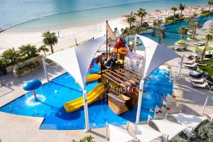 The swimming pool at or close to Four Seasons Hotel Bahrain Bay