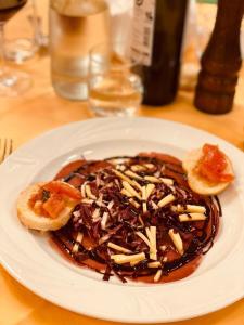 un piatto bianco con un dessert al cioccolato su un tavolo di Hotel Massimo d'Azeglio a Montecatini Terme