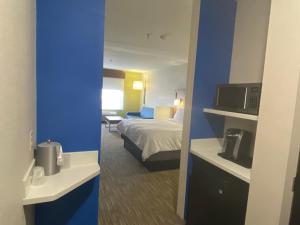 Holiday Inn Express & Suites Albuquerque Historic Old Town, an IHG Hotel房間的床