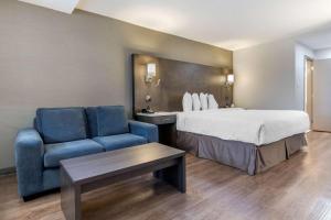 Rúm í herbergi á Super 8 by Wyndham Macleod Trail Calgary