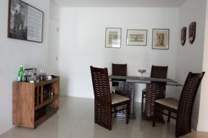 comedor con mesa y sillas en QUARTO EM CONDOMINIO DE LUXO NA BARRA DA TIJUCA, en Río de Janeiro