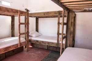 um quarto com três beliches num quarto em Negrita Hostel em Punta del Este