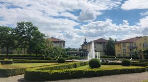 A garden outside City Hotel Dresden Radebeul