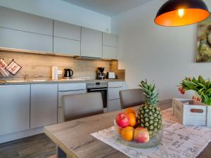 een keuken met een tafel en een fruitschaal bij Apartment Kapitänskajüte by Interhome in Großpösna