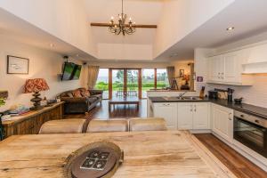 ครัวหรือมุมครัวของ Ardkilly Ridge, Kinsale Town,Sleeps 8