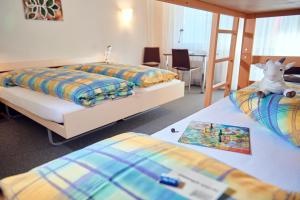 Кровать или кровати в номере Ferien- und Familienhotel Alpina Adelboden