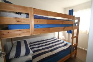 Cama ou camas em um quarto em Freshwater Bay Holiday Cottages