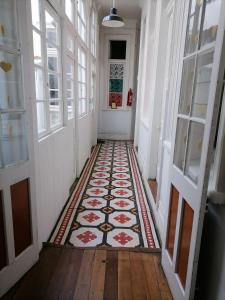 - un couloir avec un tapis à l'étage d'une maison dans l'établissement Casa Capilla, à Valparaíso