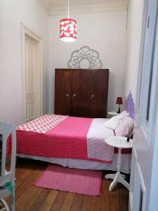 - une petite chambre avec un lit et une table dans l'établissement Casa Capilla, à Valparaíso