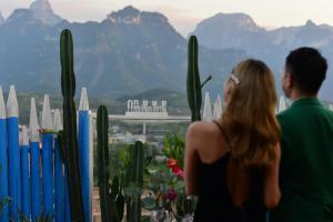 Pemandangan umum gunung atau pemandangan gunung yang diambil dari hotel