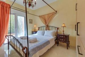 A bed or beds in a room at Eagle Nest Villa