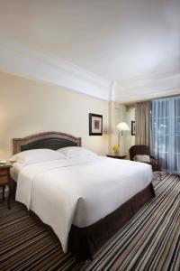 A bed or beds in a room at Hotel Gran Mahakam