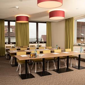 - une salle à manger avec des tables, des chaises et des fenêtres dans l'établissement Hotel am Berg Esslingen, à Esslingen am Neckar