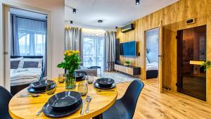 Televízia a/alebo spoločenská miestnosť v ubytovaní Apartament Wood Lux - 5D Apartamenty