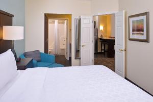 Katil atau katil-katil dalam bilik di Staybridge Suites Indianapolis-Fishers, an IHG Hotel