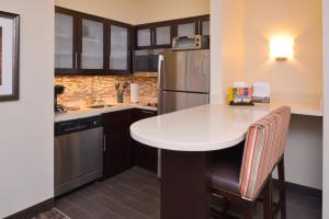 Dapur atau dapur kecil di Staybridge Suites Indianapolis-Fishers, an IHG Hotel