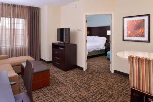 Katil atau katil-katil dalam bilik di Staybridge Suites Indianapolis-Fishers, an IHG Hotel