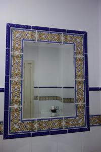 un miroir avec un cadre bleu sur un mur dans l'établissement Hotel Doña Lina, à Séville