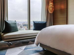 Un pat sau paturi într-o cameră la Sofitel Mexico City Reforma