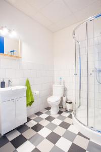 uma casa de banho com um WC, um lavatório e um chuveiro em Moon Hostel Gdańsk em Gdańsk