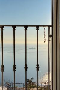 balcone con vista sull'oceano. di Villa Casola B&B a Positano