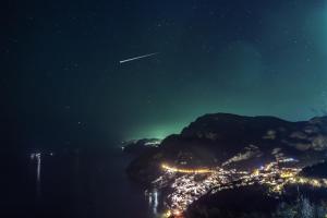 Un jet che vola sopra una città di notte di Villa Casola B&B a Positano