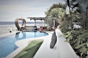 A piscina localizada em SUITE OCEAN BLUE ou nos arredores