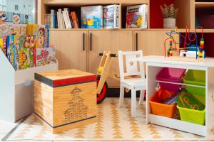 Habitación infantil con mesa y escritorio con mesa y caja. en Aparthotel Adagio Access Dijon République, en Dijon