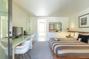 a hotel room with a bed and a television at Little Beaver Inn in Green Mountain Falls