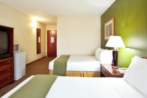 Un pat sau paturi într-o cameră la Holiday Inn Express Harvey-Marrero, an IHG Hotel