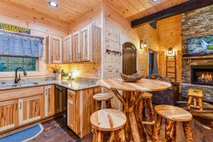 una cucina con tavolo e sedie in una cabina di The Blue Spruce a Gatlinburg