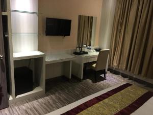 TV at/o entertainment center sa Grand Sydney Hotel