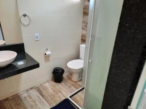 bagno con servizi igienici e lavandino di Alice Suites ad Arraial do Cabo