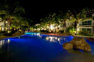 uma piscina à noite com luzes azuis em Atmospheric apartment with a beautiful view of the swimming pool em Bayahibe