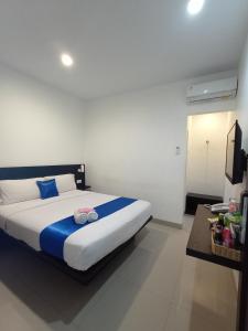 Tempat tidur dalam kamar di Puri Maju Hotel